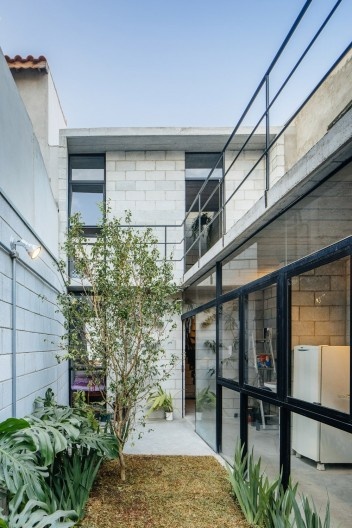 Casa Vila Matilde, pátio interno. Terra e Tuma Arquitetos