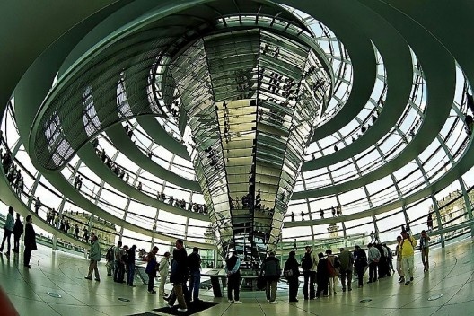 Norman Foster - Reichstag, New German Parliament (Berlin, Germany, 1992-1999). Neste edifício é priorizado o uso intensivo de luz natural e ventilação, desistemas combinados de cogeração e manutenção do aquecimento. O edifício serve também como uma usina