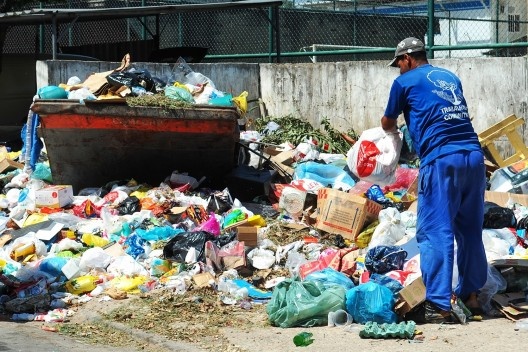 Caçamba cheia e lixo transbordando, Rua da Candelária, comunidade da Mangueira, Rio de Janeiro