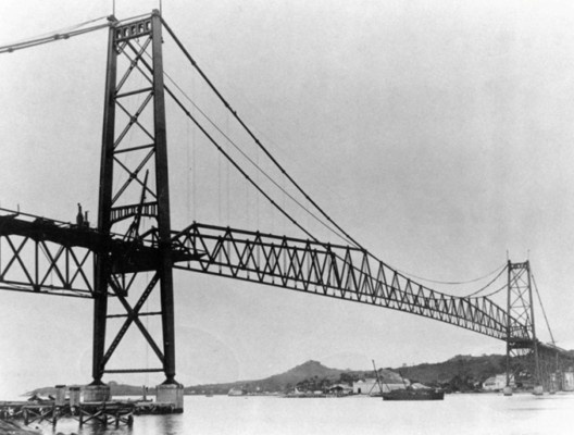 Montagem da face sul da treliça de rigidez no vão central