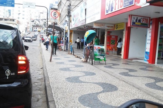 Ponto de ônibus próximo à praça Mário del Giudice MG