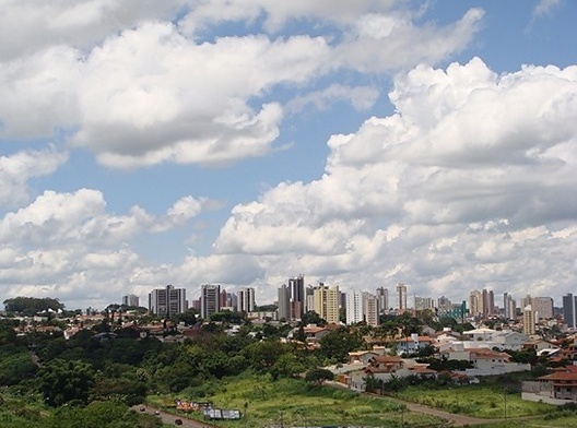 Os prédios altos e a vizinhança