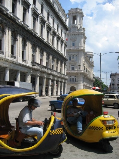 Carros velhos e taxi para turistas em Havana. 2009