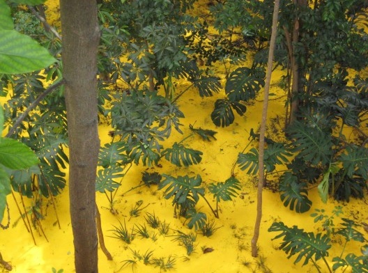 Verde e amarelo, 2008. Intervenção no jardim central do Centro Cultural São Paulo com 13 toneladas de areia tingida
