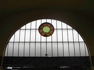 Detalhe da caixilharia do saguão principal, com destaque para a posição original do relógio que não mais existe