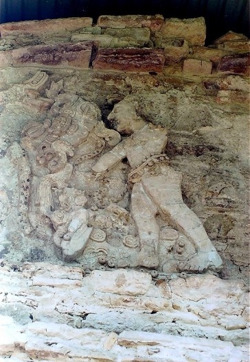 Bonampak, 2001. Escultura em alto relevo com figura humana