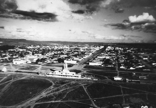 Avenida Goiás com a Estação Ferroviária em primeiro plano e depois ao fundo, Goiânia GO, década de 1940