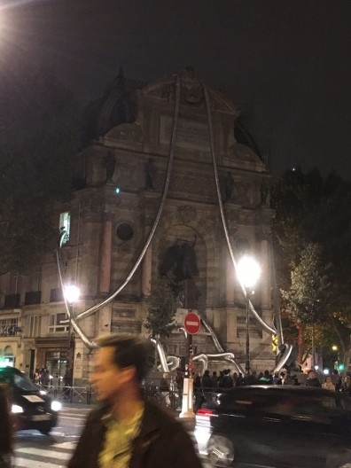 “Enlace” (Jour et Nuit Culture), instalação na Fonte Saint-Michel, percurso Centro