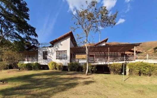 Elevação da Casa e preservação da topografia natural