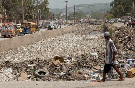 Porto Príncipe, Haiti, 2010. A falta de infraestrutura urbana e serviços públicos deficitários criam um cenário desolador