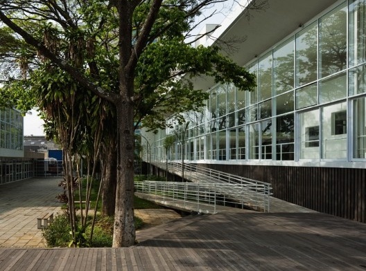 Centro de capacitação dos profissionais da educação Dra. Zilda Arns. Vista a partir do deck-palco, Carolina Penna Arquitetura e Urbanismo, 2008 – 2011. São Caetano do Sul, SP - Brasil