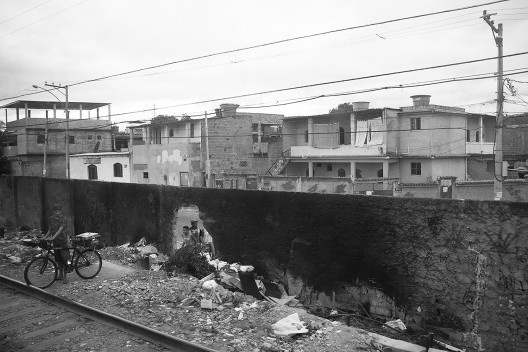 Furo abre passagem no muro em Magalhães Bastos, Rio de Janeiro RJ Brasil