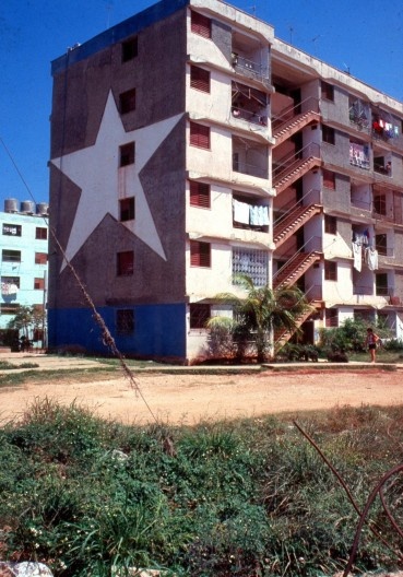Plano geral e prédios de apartamentos construídos pelo Sistema da Microbrigada. Alamar, anos 70s. O carro amarelo era de Segre