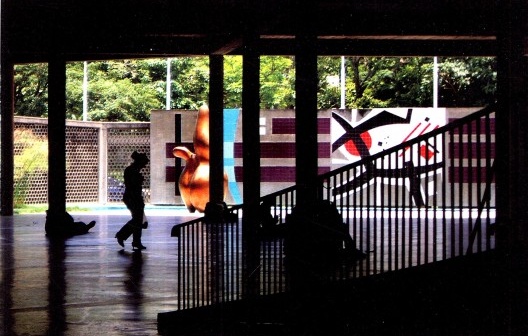 Praça Coberta do Conjunto Cultural. Mural do Mateo Manaure e escultura do Jean Arp