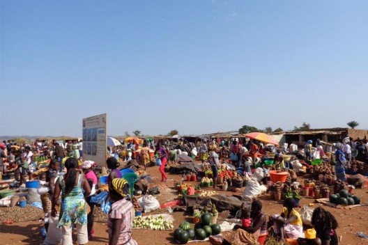 Mercado Aberto em Angla, na estrada em direção à Luanda, 2012