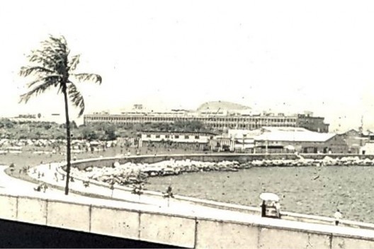 Enseada com enrocamento original, vista tomada do terraço do Monumento aos Pracinhas (do qual se vê a mureta em primeiro plano) em direção ao trecho inicial do Parque