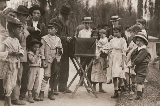 Grupo de pessoas ao redor do realejo, praça da República, São Paulo, 1910