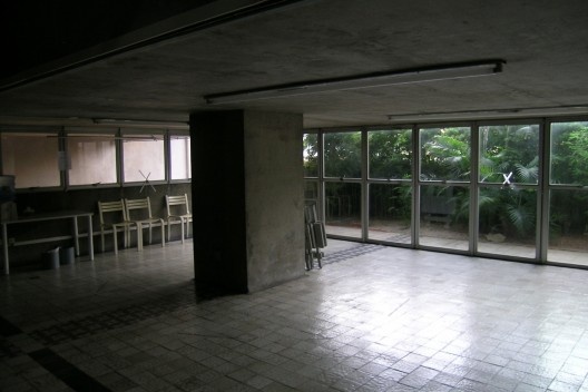 João Batista Vilanova Artigas, Residência Telmo Porto, São Paulo, 1968. Sala de estar e coluna de sustentação da laje superior