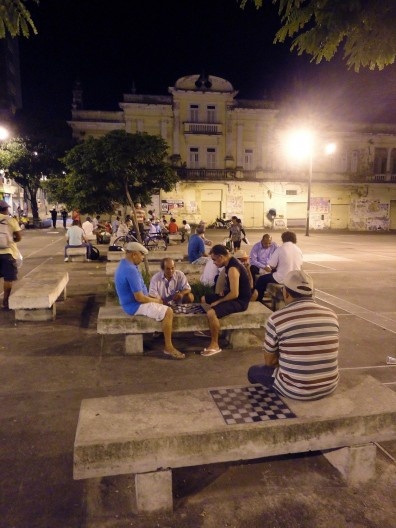 Bancos com cerâmica que imita tabuleiro em 2014