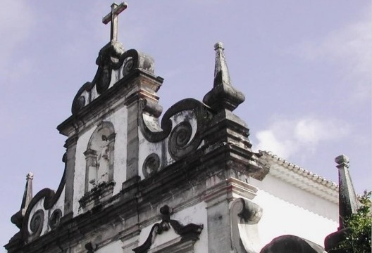 Igreja franciscana de Cairu, vista oblíqua da fachada