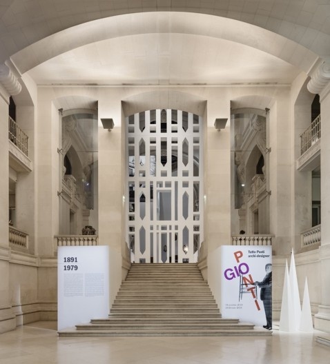 Exposição “Tutto Ponti, Gio Ponti Archi-Designer”, Museu de Artes Decorativas, Paris, out. 2018/ mai. 2019. Acesso principal; reprodução fachada da catedral de Taranto (1964-70)