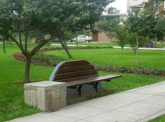 Jardins tranquilos, floridos e bem cuidados estão por toda parte