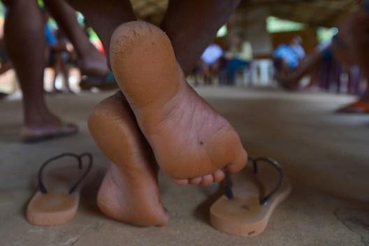 Trabalhador descalço em refeitório