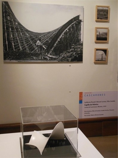 Aspecto de la exposición, con la Capilla de Palmira (Lomas de Cuernavaca, Morelos, 1959) de los arquitectos Guilllermo Rossell, Manuel Larrosa y Félix Candela