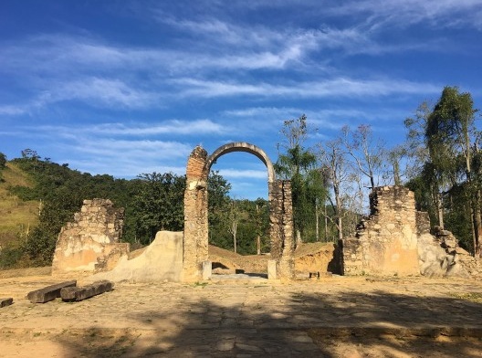 Entrada da Igreja matriz com intervenção em concreto visível na porta em arco