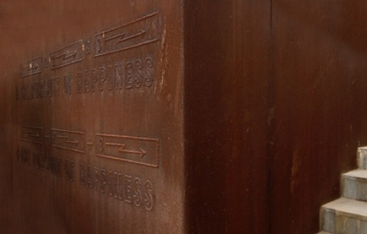 Intervenção do artista plástico Michael Biberstein na parede de aço cor-ten da piscina. Casa Julião Sarmento, arquiteto Carrilho da Graça