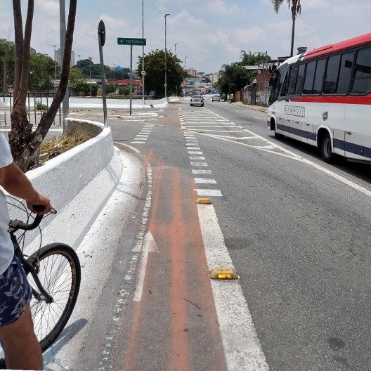 Sensação de insegurança para o ciclista com veículos em alta velocidade passando próximo à ciclofaixa e retornos sem sinalização