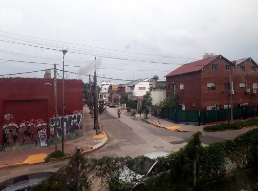 Vista do trem entre a Estação Retiro e a Estação Tigre