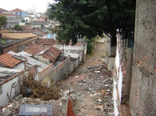 Percurso do afluente em rua projetada, nunca executada e recentemente desocupada, entre rua Gaspar Lourenço e Avenida Eng. Luís Gomes Cardim Sangirardi