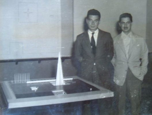 Almir Gadelha e Osny Nunes ao lado de sua maquete