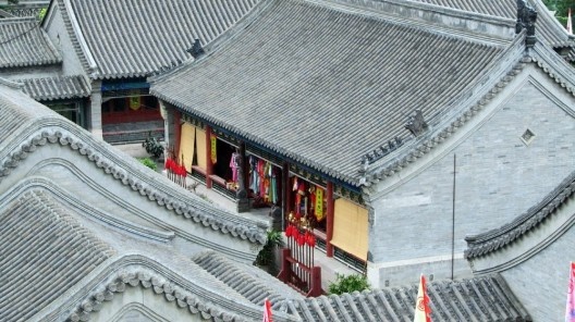 Área comercial ao pé da Muralha, construída no estilo das residências tradicionais chinesas, com tijolos e telhas cinzentos