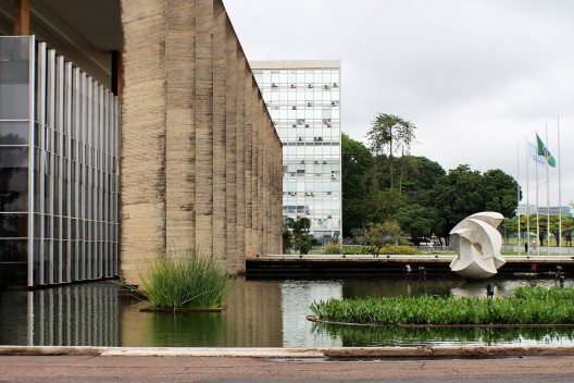 Ministério das Relações Exteriores, Palácio do Itamaraty ou Palácio dos Arcos, Brasília, arquiteto Oscar Niemeyer, paisagismo de Roberto Burle Marx, escultura Meteoro, de Bruno Giorgi
