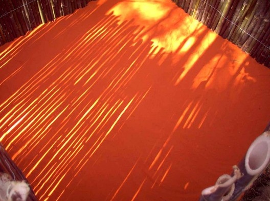 Fértil, 2003 - Materiais diversos, como areia tingida, terra, pigmento, madeira, cerâmica e vidro. Instalação na Fazenda Serrinha de Bragança Paulista