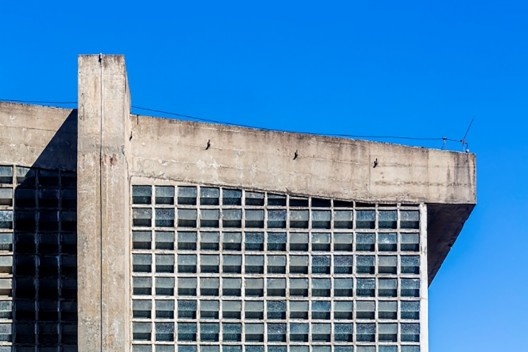Igreja da Vila Madalena, tijolos de vidro pelas quais pode ser observada a mudança e a alteração da visão da relação espaço interno e céu, São Paulo SP, 1957. Arquiteto Joaquim Guedes