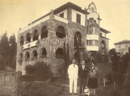 Olivo Gomes (de terno branco) recebendo parentes em sua residência à rua Itapeva, em São Paulo SP, projetada por Victor Dubugras, em 1922. Foi nesse endereço onde Clemente viveu até sete anos de idade