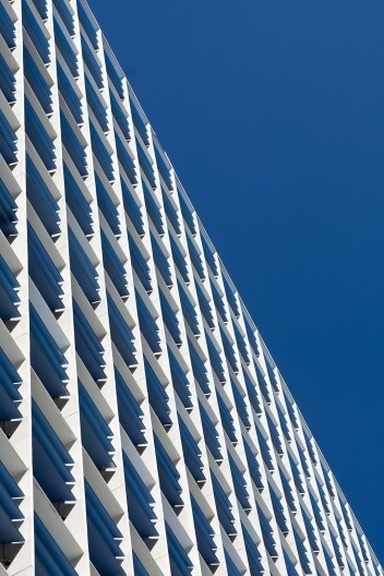 Fachada noroeste protegida da insolação por brise-soleil móvel horizontal