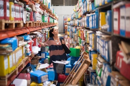 Clara procura documento importante em arquivo morto, cena do filme Aquarius, filme de Kleber Mendonça Filho