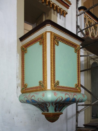 O mesmo púlpito após receber pintura que eliminou a pátina, 2006