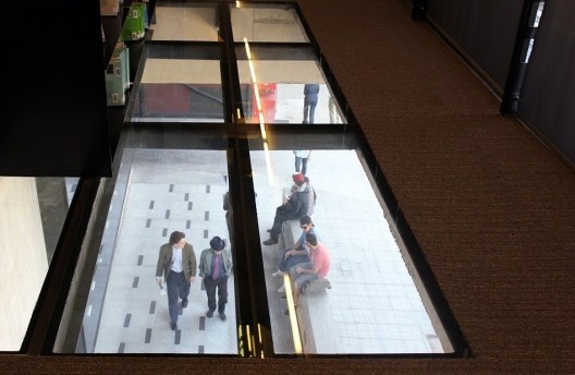 Pisos translúcidos do Edifício Usos Múltiplos e Biblioteca Nicanor Parra, Santiago do Chile