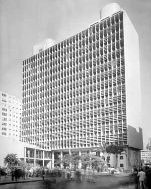 Ministério da Educação e Saúde, vista da fachada noroeste. Arquitetos Lúcio Costa, Jorge Machado Moreira, Affonso Eduardo Reidy, Hernani Vasconcelos, Carlos Leão e Oscar Niemeyer. Consultoria de Le Corbusier. Rio de Janeiro RJ, 1936-1945