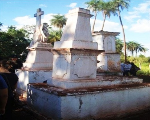 Cemitério e túmulos ornamentados na Fazenda Passatempo, município de Rio Brilhante, Mato Grosso do Sul