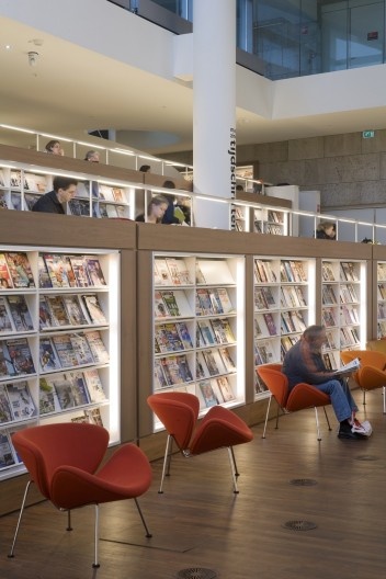 Biblioteca Pública de Amsterdã, Holanda. Jo Coenen & Co Architekten. 2007