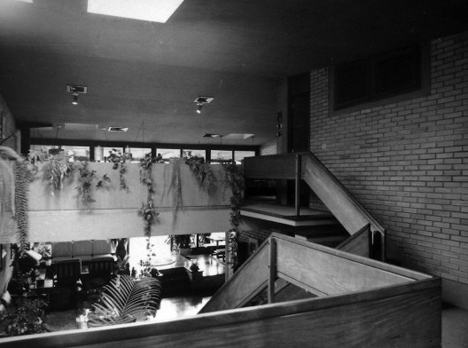 Residência Edenor Buchholz, vista a partir do meio-nível dos dormitórios em direção ao estúdio, Porto Alegre, 1980