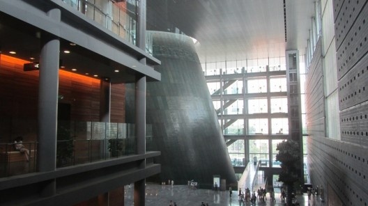 O Museu da Capital: no hall central, o grande cilindro de bronze