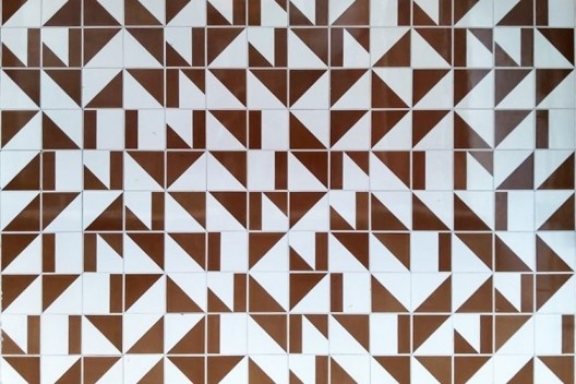 Destruição do mural de azulejos no prédio da Reitoria, antiga biblioteca da UFPB, João Pessoa, 1968, arquiteto Acácio Gil Borsoi