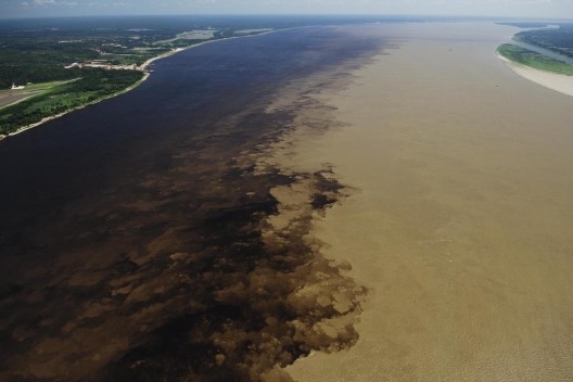 Encontro das águas dos rios Negro e Solimões, formando o Amazonas, aqui com aproximadamente 4km de largura